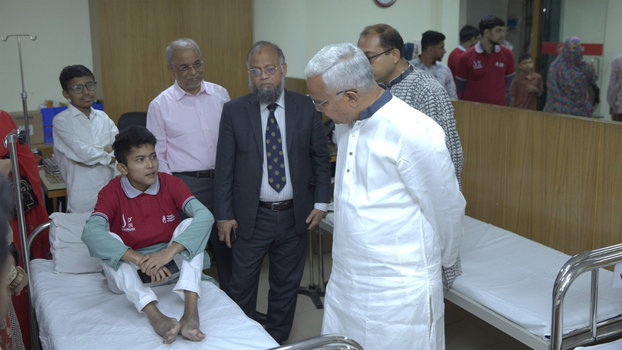মালিবাগের থ্যালাসেমিয়া ফাউন্ডেশন হাসপাতালে থ্যালাসেমিয়ায় আক্রান্ত এক শিশুর সাথে কথা বলছেন সমাজকল্যাণ মন্ত্রী অধ্যাপক ডা: এ জেড এম জাহিদ হোসেন
