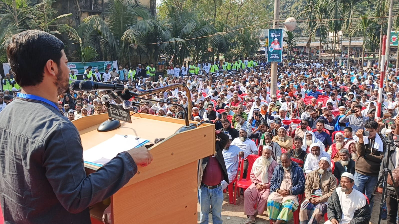 বক্তব্য রাখছেন বাংলাদেশ ইসলামী ছাত্রশিবিরের কেন্দ্রীয় সভাপতি জাহিদুল ইসলাম