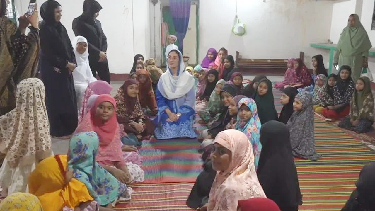 ভাসানটেক এলাকায় নারী ও শিশুদের সাথে ইফতার করেন জাইমা রহমান