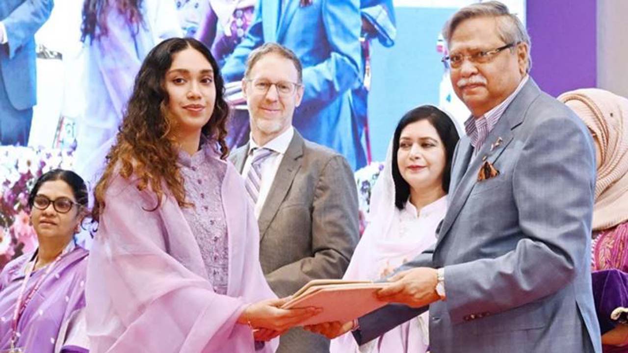 খালেদা জিয়ার পুরস্কার গ্রহণ করলেন জাইমা রহমান