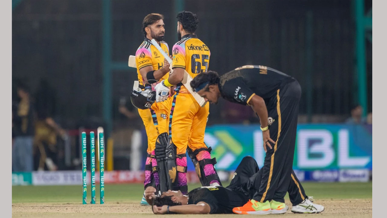 শেষ ওভারে ১টি করে চার-ছক্কা মেরে আমের জামালকে নিয়ে পেশোয়ারকে স্বস্তির জয় এনে দেন ইফতিখার