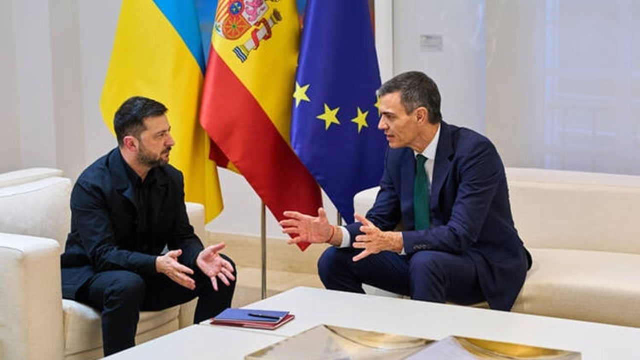 ইউক্রেনের প্রেসিডেন্ট ভলোদিমির জেলেনস্কি ও স্পেনের প্রেসিডেন্ট পেদ্রো সানচেজ