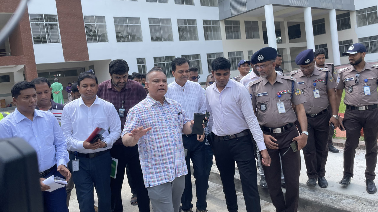 বরিশাল শিশু হাসপাতাল পরিদর্শনে প্রধানমন্ত্রীর স্বাস্থ্যবিষয়ক বিশেষ সহকারী ড. জিয়া উদ্দিন হায়দার