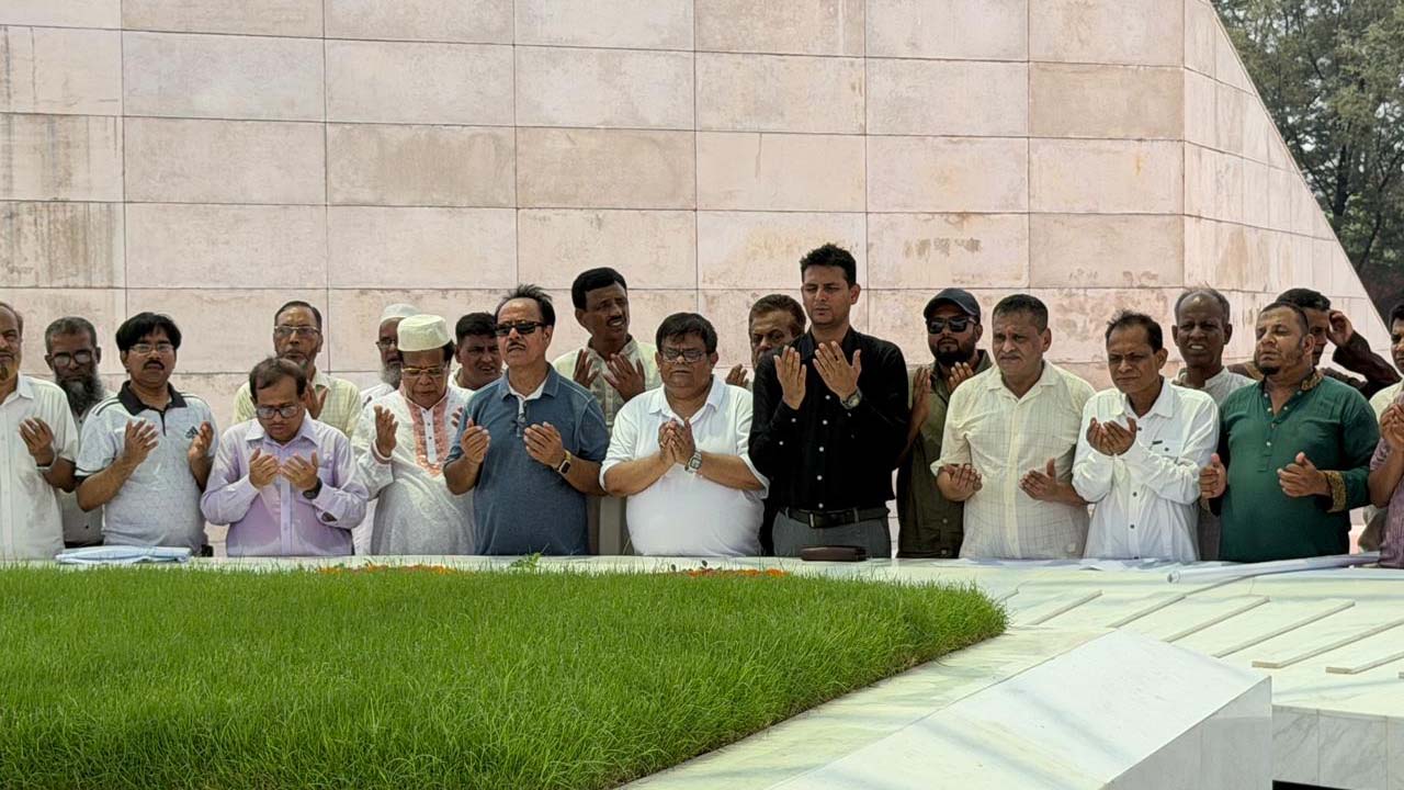 রাজধানীর চন্দ্রিমা উদ্যানে শহীদ রাষ্ট্রপতি জিয়াউর রহমানের সমাধিতে শ্রদ্ধাঞ্জলি অর্পণ