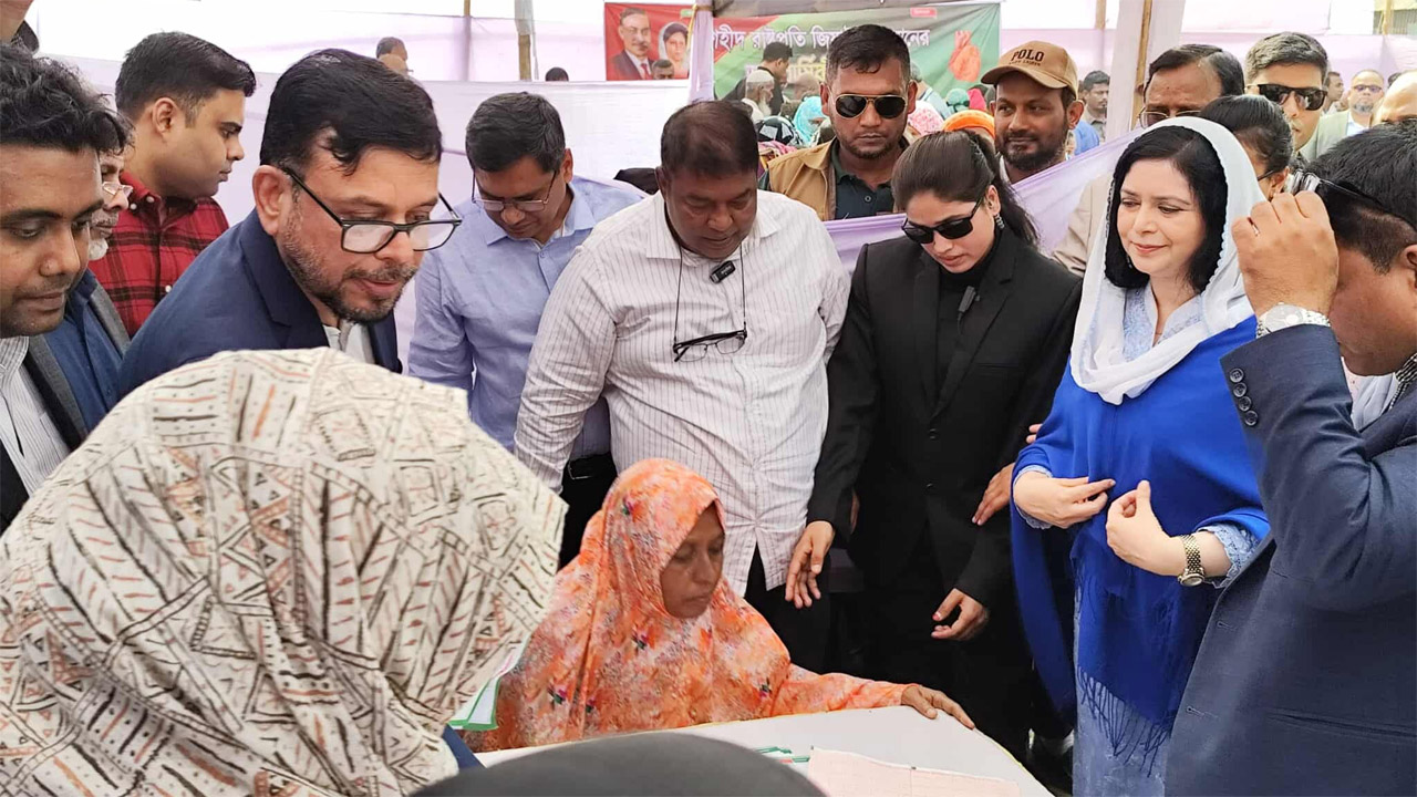 কড়াইলে বিনামূল্যে ওষুধ বিতরণ অনুষ্ঠানে ডা: জুবাইদা রহমান