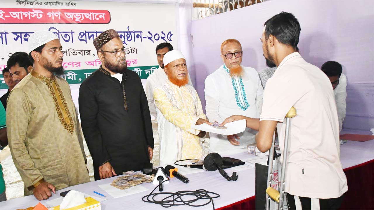 আহত-পঙ্গুত্ব বরণকারীদের চিকিৎসা সহযোগিতা প্রদান অনুষ্ঠানে সভাপতির বক্তব্যে নূরুল ইসলাম বুলবুল
