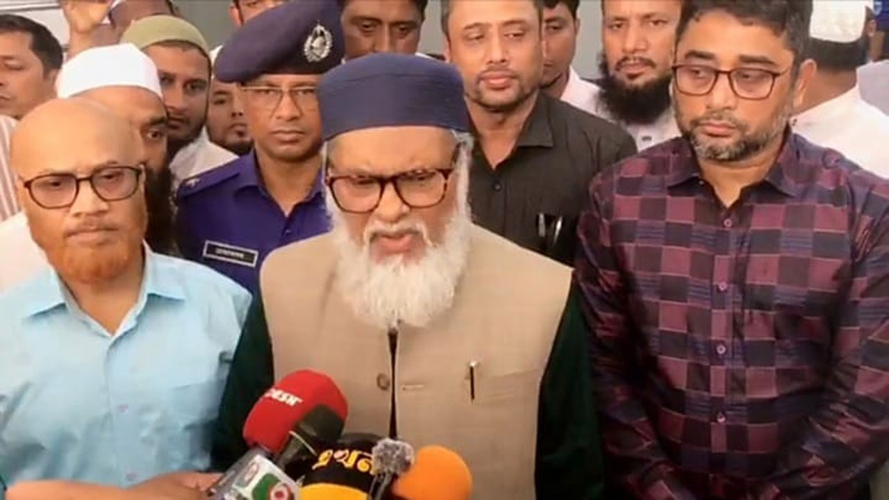 সাংবাদিকদের সাথে কথা বলছেন ধর্ম উপদেষ্টা
