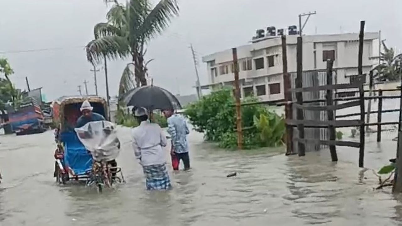 বেড়িবাঁধ ভেঙ্গে ৪ গ্রাম প্লাবিত