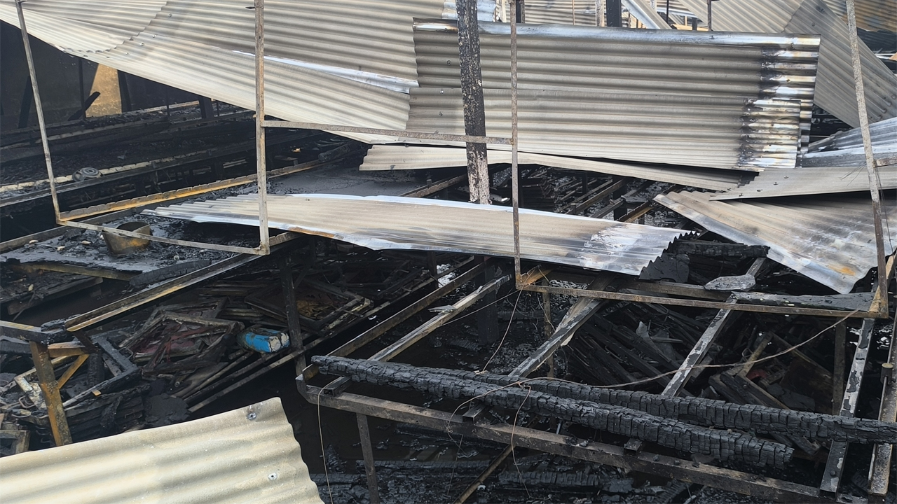 আগুনে পুড়ে যাওয়া কারখানা ও দোকানপাট