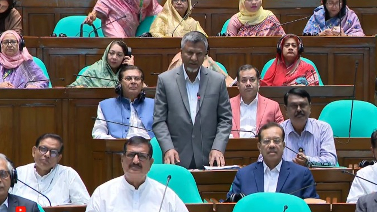 জনপ্রশাসন ও খাদ্য প্রতিমন্ত্রী আব্দুল বারী আজ সংসদে কথা বলেন
