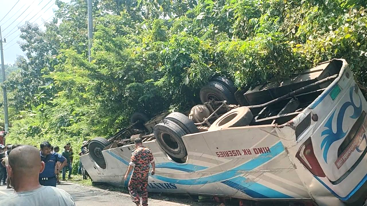 পাহাড়ে নামার সময় নিয়ন্ত্রণ হারিয়ে উল্টে যায় বাসটি