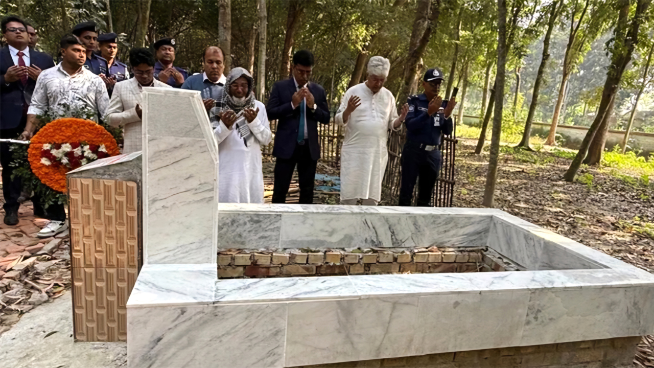 শহীদ শুভর কবর জিয়ারত করলেন উপদেষ্টা আদিলুর রহমান খান
