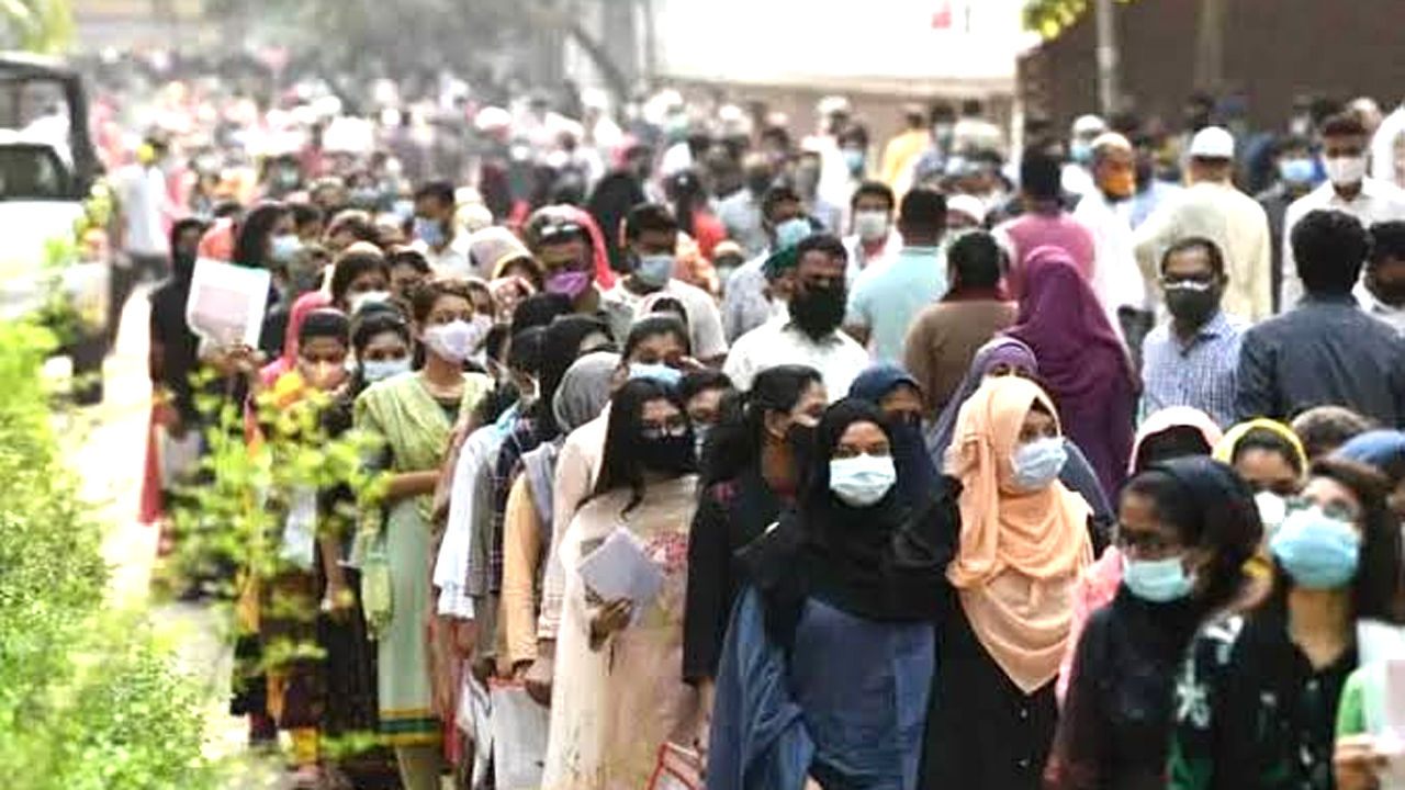ভর্তি পরীক্ষার জন্য শিক্ষার্থীদের সারি