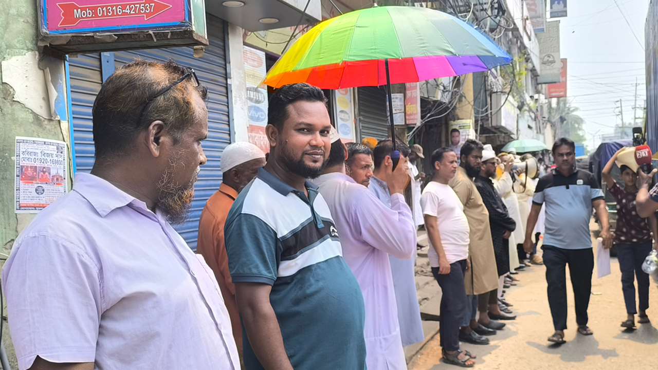 আশুলিয়ায় ইসলামী ব্যাংকের গ্রাহকদের মানববন্ধন