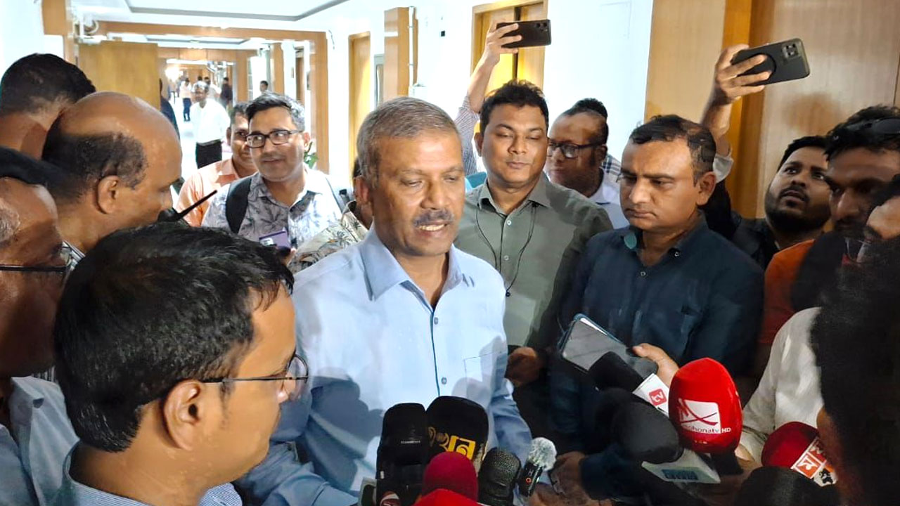 কথা বলছেন আইন উপদেষ্টা অধ্যাপক আসিফ নজরুল