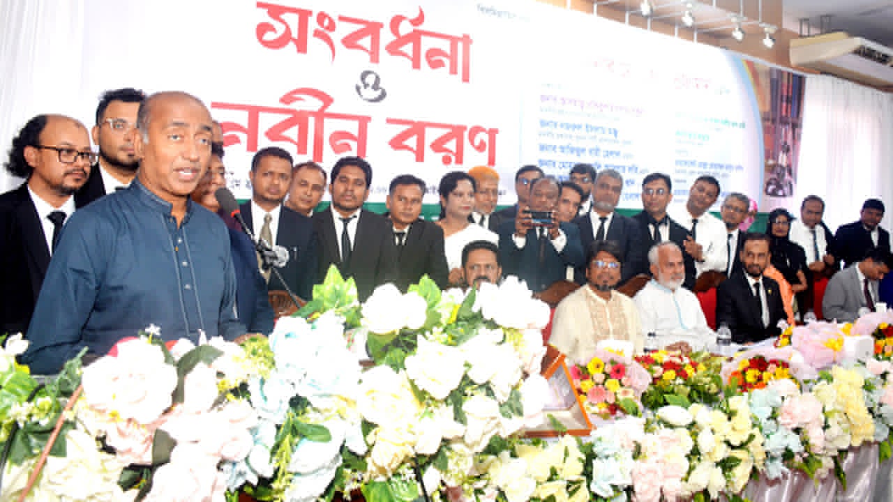 কথা বলছেন আইন, বিচার ও সংসদ বিষয়ক মন্ত্রণালয়ের মন্ত্রী মো: আসাদুজ্জামান