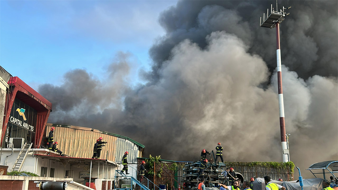 হযরত শাহজালাল আন্তর্জাতিক বিমানবন্দরের কার্গো ভিলেজে ভয়াবহ আগুন