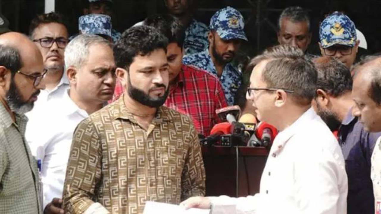 বাণিজ্যমন্ত্রী খন্দকার আব্দুল মুক্তাদির বিমানবন্দরে উপস্থিত থেকে লাশ গ্রহণ করেন