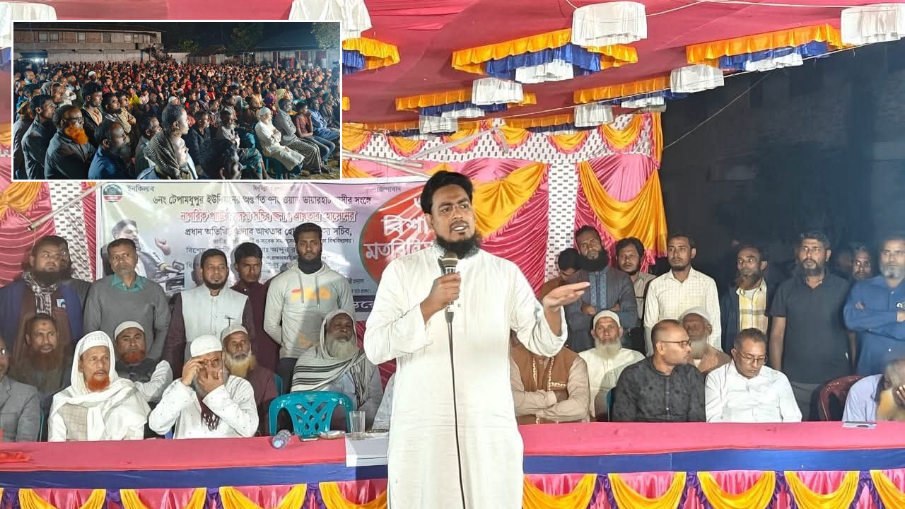 বক্তব্য রাখছেন এনসিপির সদস্য সচিব আক্তার হোসেন