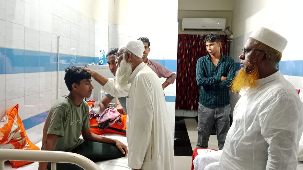 চোখ হারানো আলিফকে দেখতে হাসপাতালে যান খেলাফত মজলিসের আমির