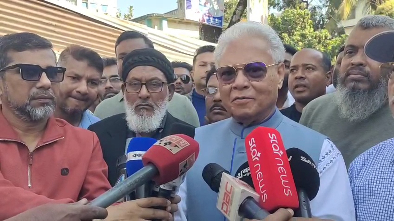 স্থানীয় সাংবাদিকদের বিভিন্ন প্রশ্নের উত্তর দিচ্ছেন এয়ার ভাইস মার্শাল (অব.) আলতাফ হোসেন চৌধুরী