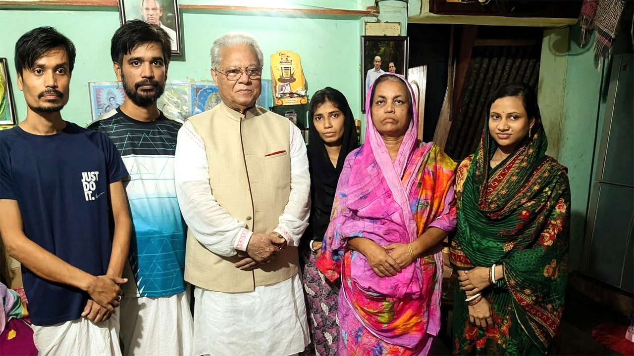 শ্রী অমল কৃষ্ণ দাসের পরিবারের খোঁজ নেন ‎সাবেক এ স্বরাষ্ট্রমন্ত্রী