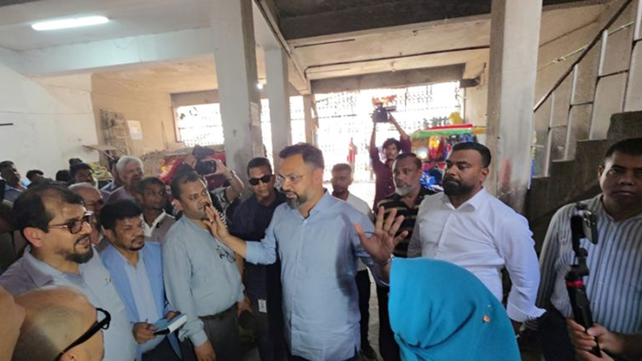কমলাপুর স্টেডিয়াম পরিদর্শন করেন ক্রীড়া প্রতিমন্ত্রী আমিনুল হক