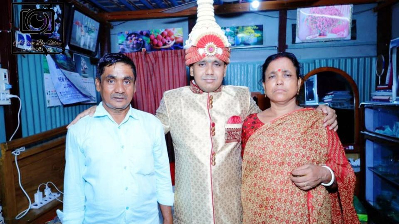বাড়ি থেকে বের হওয়ার সময় বাবা-মায়ের সাথে শেষ ছবিতে অমিত