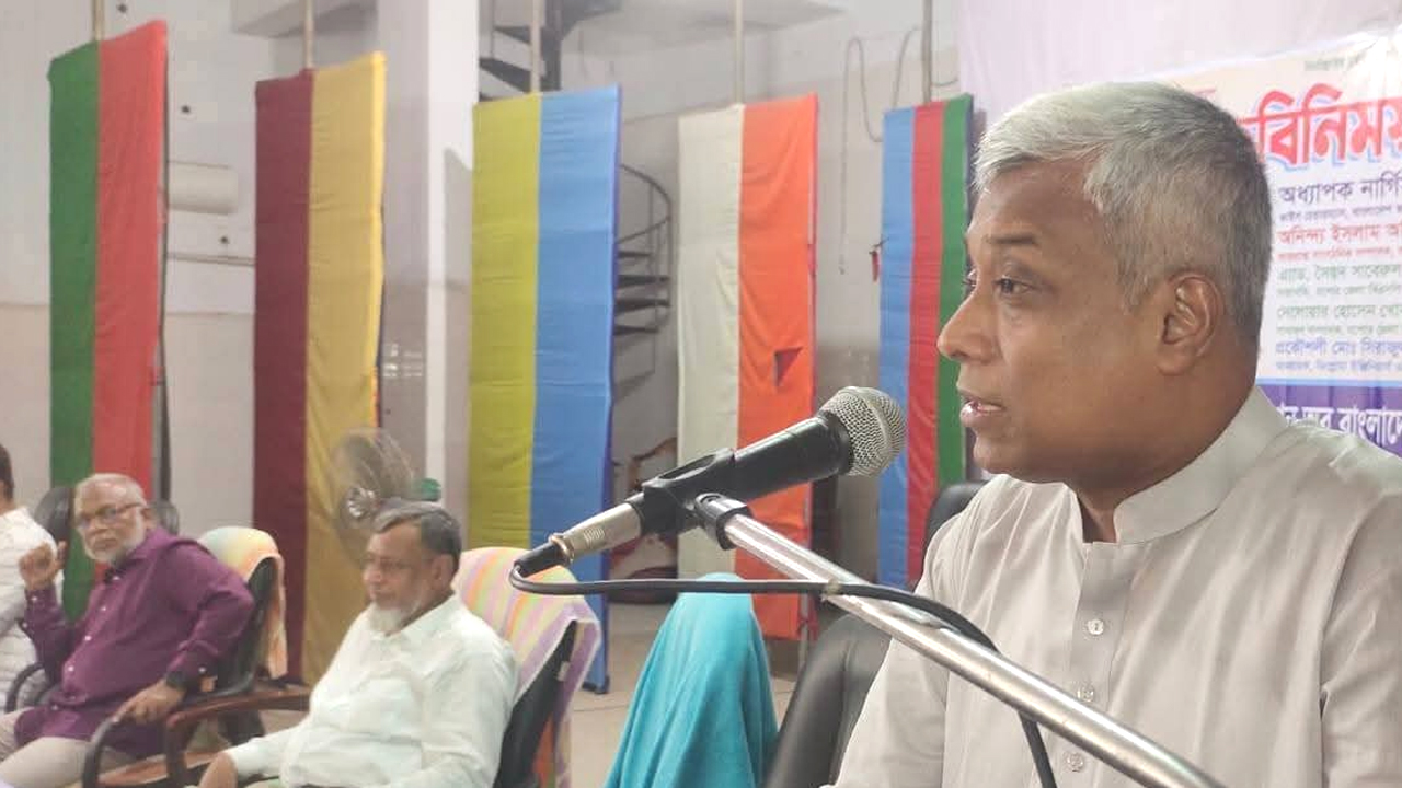 বক্তব্য রাখেন অনিন্দ্য ইসলাম অমিত