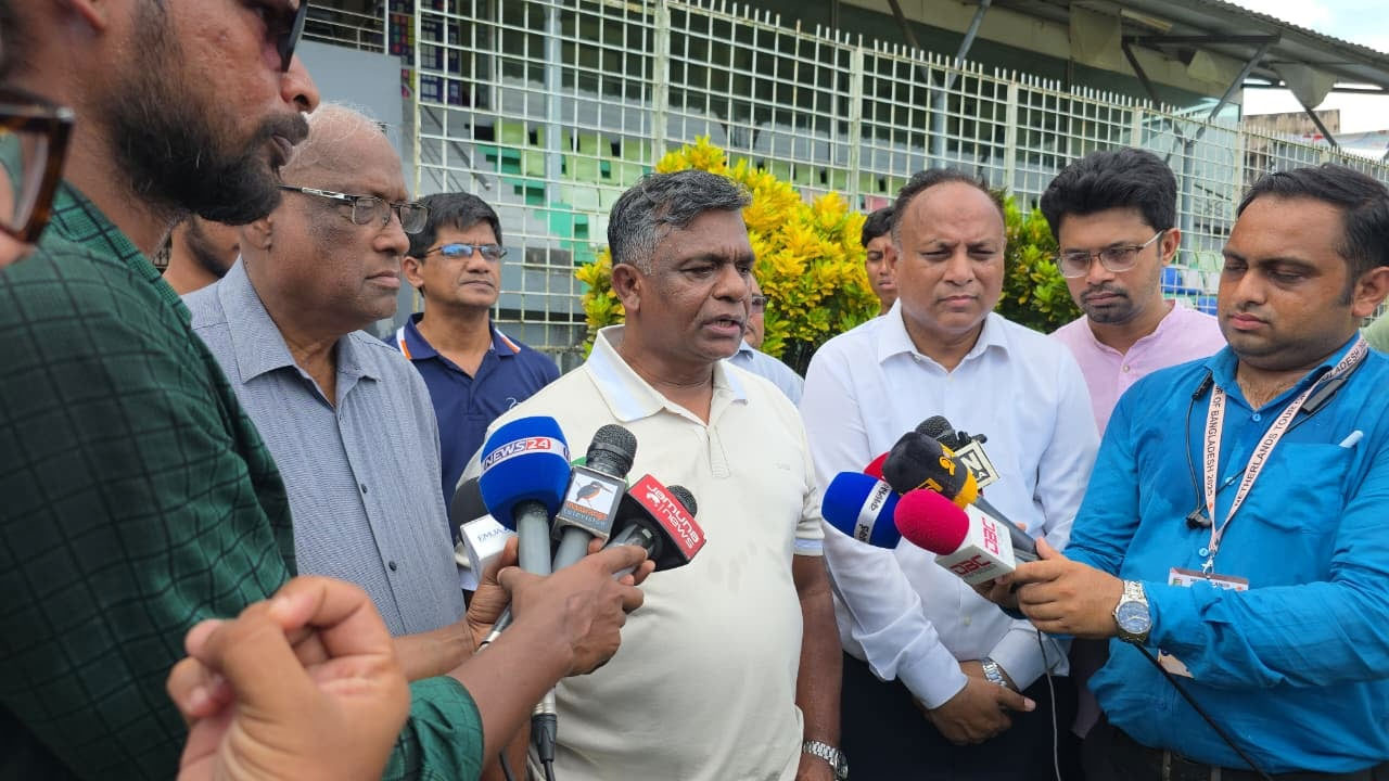 সাংবাদিকদের সাথে কথা বলছেন বিসিবি সভাপতি আমিনুল ইসলাম বুলবুল