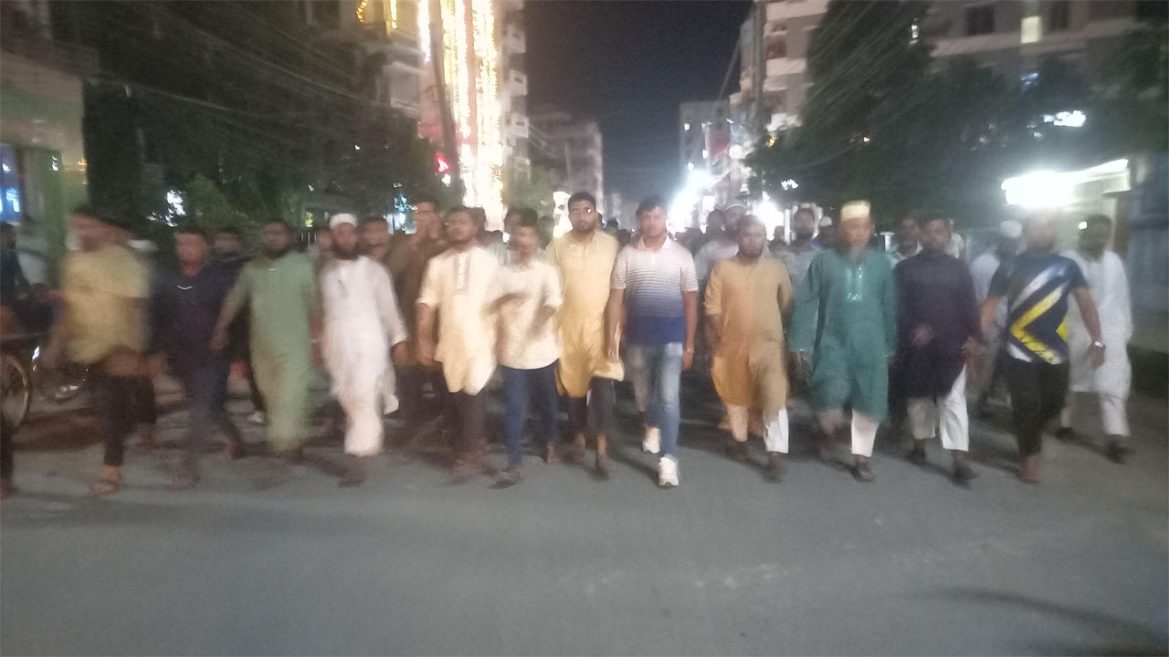 মুফতি আমির হামজার গাড়িতে হামলার প্রতিবাদে বিক্ষোভ মিছিল