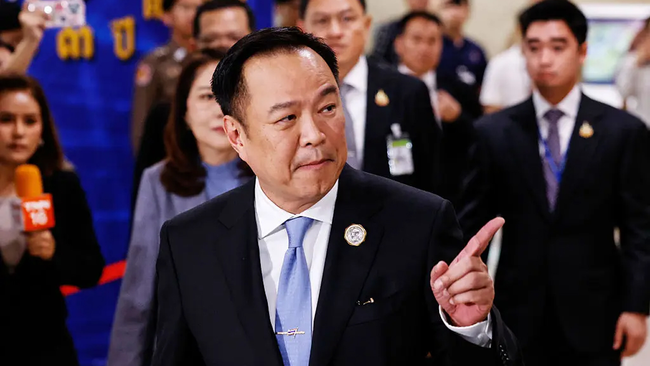 বর্তমান থাই প্রধানমন্ত্রী অনুতিন চার্নভিরাকুল