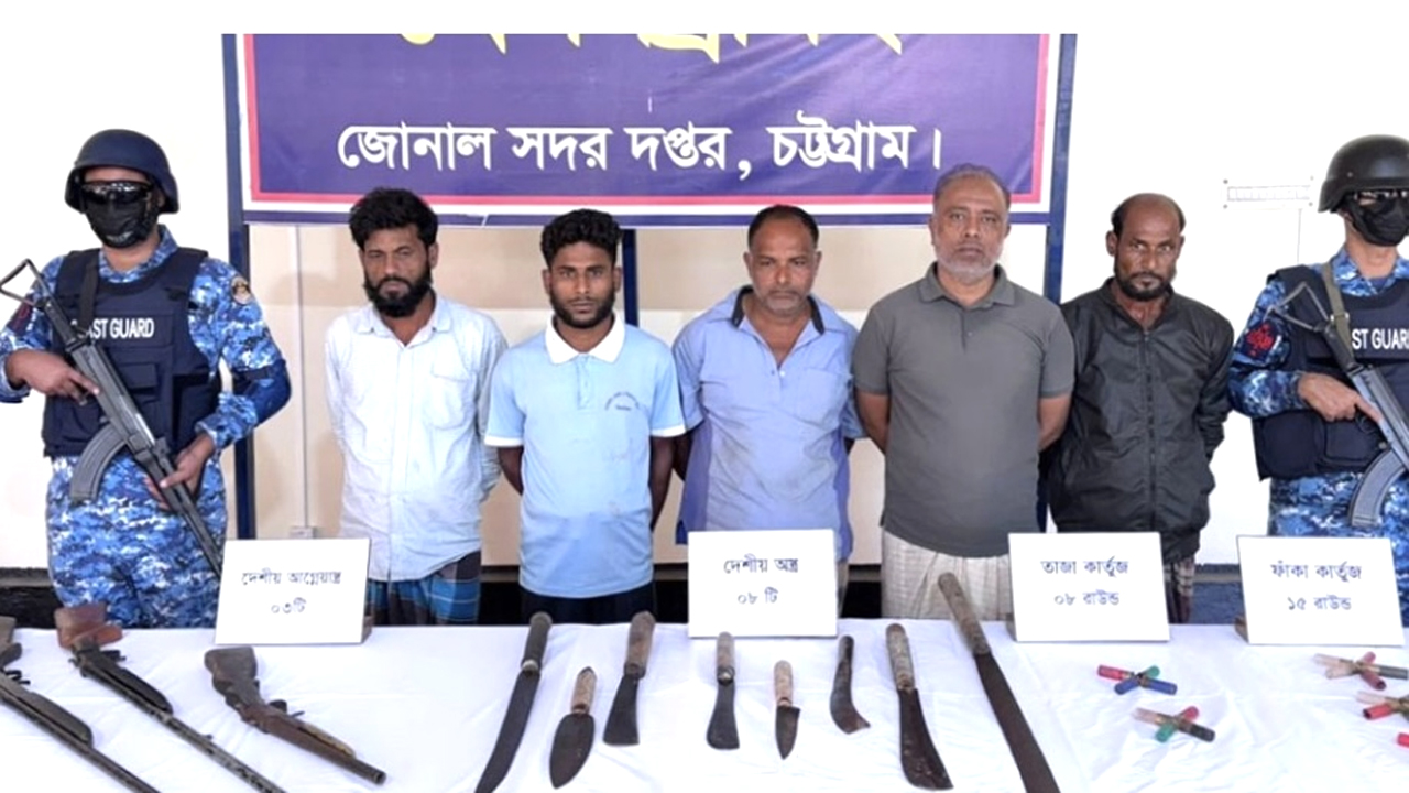 অস্ত্রসহ ৫ সন্ত্রাসী আটক