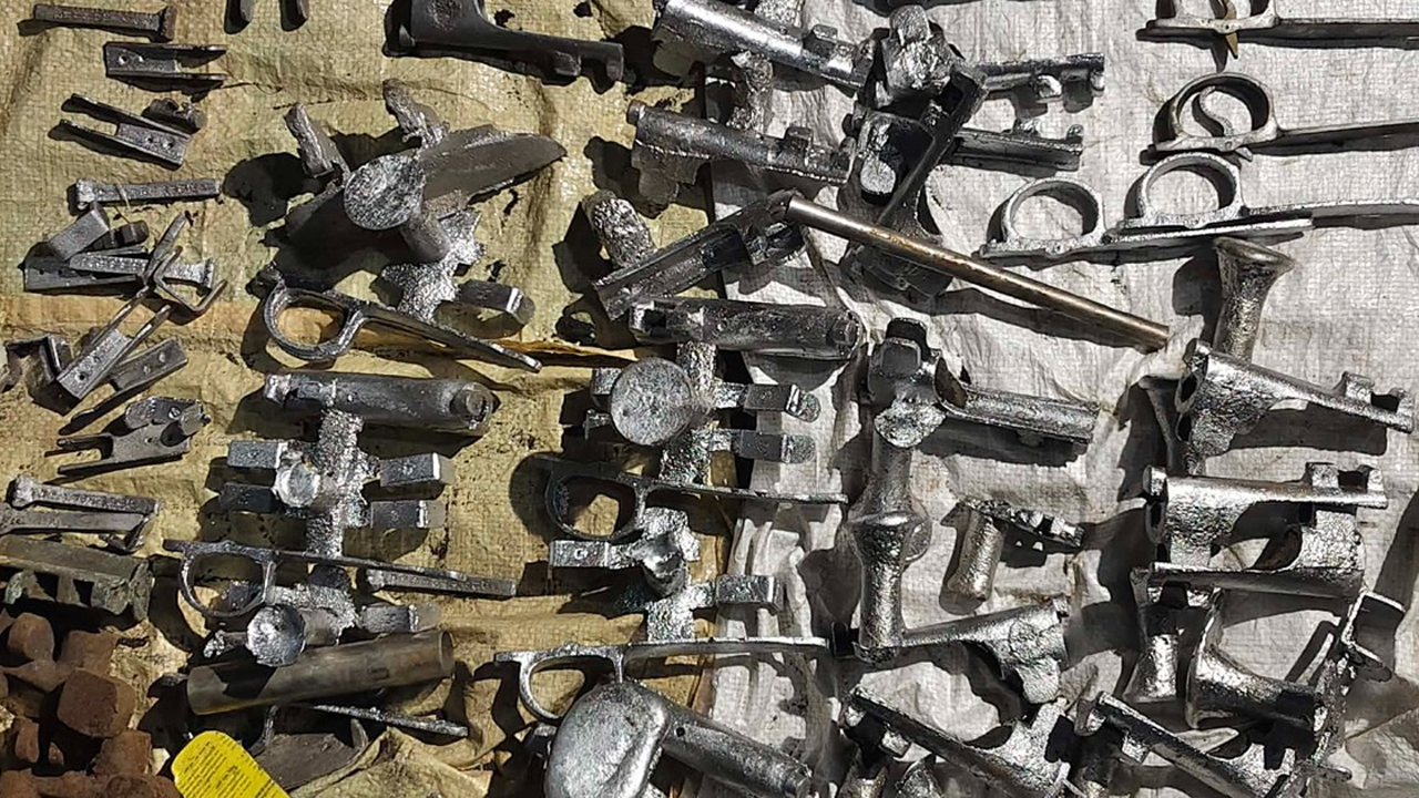 খুলনায় এক কারখানায় অভিযান চালিয়ে অস্ত্র তৈরির বিভিন্ন সরঞ্জাম উদ্ধার করেছে কেএমপির ডিবি