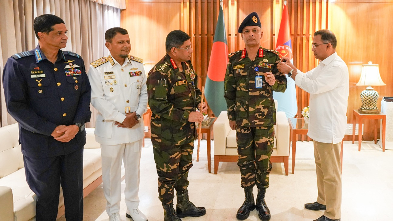 লেফটেন্যান্ট জেনারেল মীর মুশফিকুরকে র‍্যাংক ব্যাজ পরালেন প্রধানমন্ত্রী