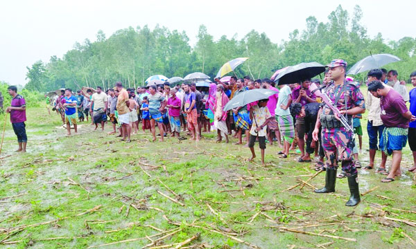 জামালপুরের বকশীগঞ্জ সীমান্তে পুশইন ঠেকাতে বিজিবির সাথে মিলে কড়া পাহাড়ায় স্থানীয় বাসিন্দারা 	:  নয়া দিগন্ত