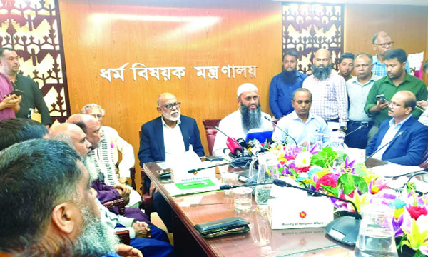 ধর্ম প্রতিমন্ত্রী মোহাম্মদ শামীম কায়সার ধর্ম বিষয়ক মন্ত্রণালয়ের সভাকক্ষে সাংবাদিকদের সাথে মতবিনিময় করেন : নয়া দিগন্ত