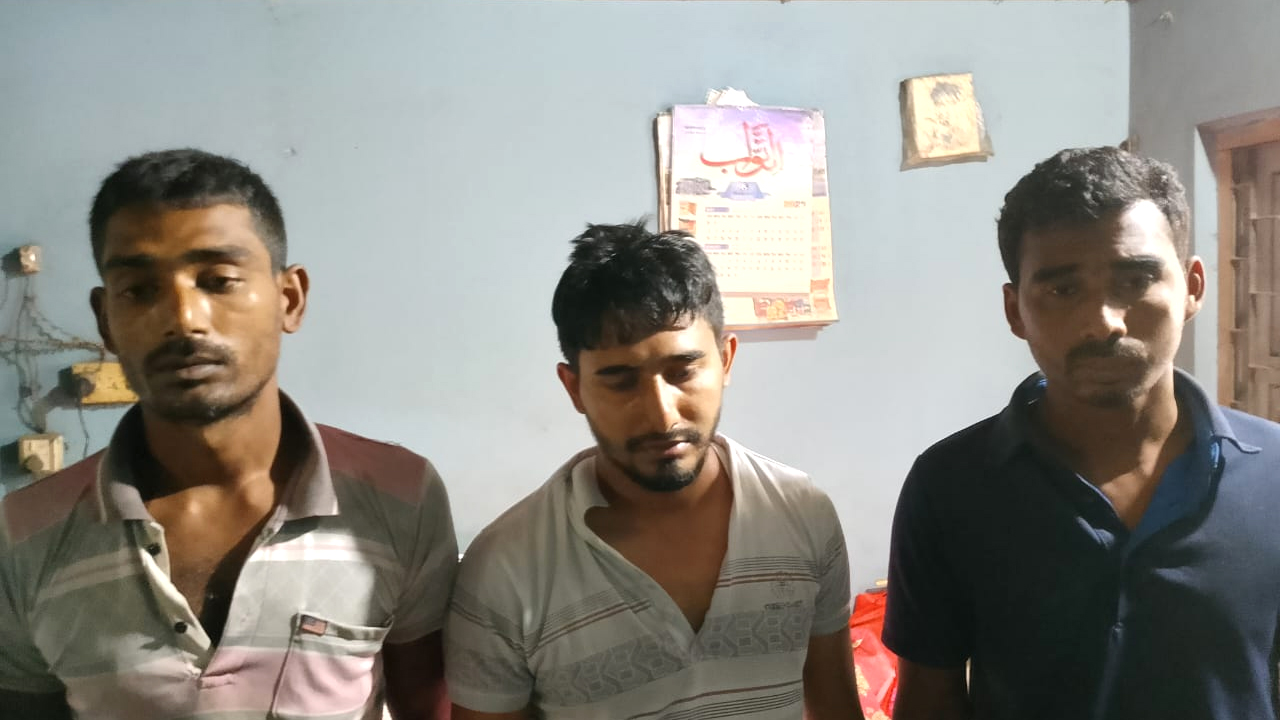 অভিযুক্ত তিন যুবককে গণপিটুনি দিয়ে পুলিশে সোপর্দ করে স্থানীয়রা