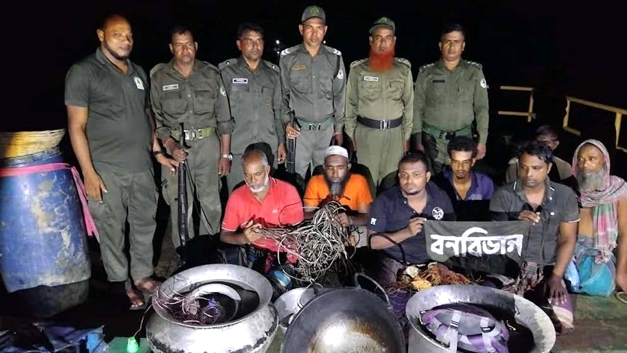 ৭ হরিণ শিকারী আটক