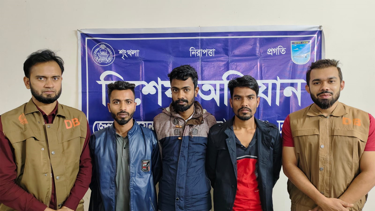 ডাকাত দলের ৩ সদস্য গ্রেফতার