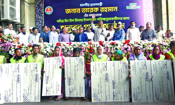 ডিএসসিসিতে ইমাম-মুয়াজ্জিন ও পরিচ্ছন্নতাকর্মীদের  মধ্যে প্রধানমন্ত্রীর ঈদ উপহার বিতরণ