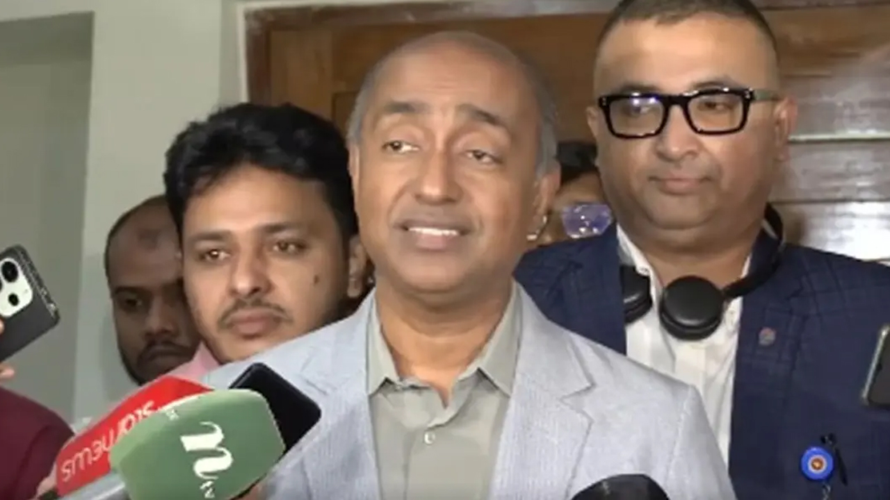 সাংবাদিকদের সাথে কথা বলছেন আইন, বিচার ও সংসদবিষয়ক মন্ত্রী মো: আসাদুজ্জামান