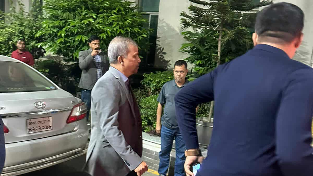 খালেদা জিয়ার খোঁজ নিতে রাতে হাসপাতালে যান উপদেষ্টা আসিফ নজরুল