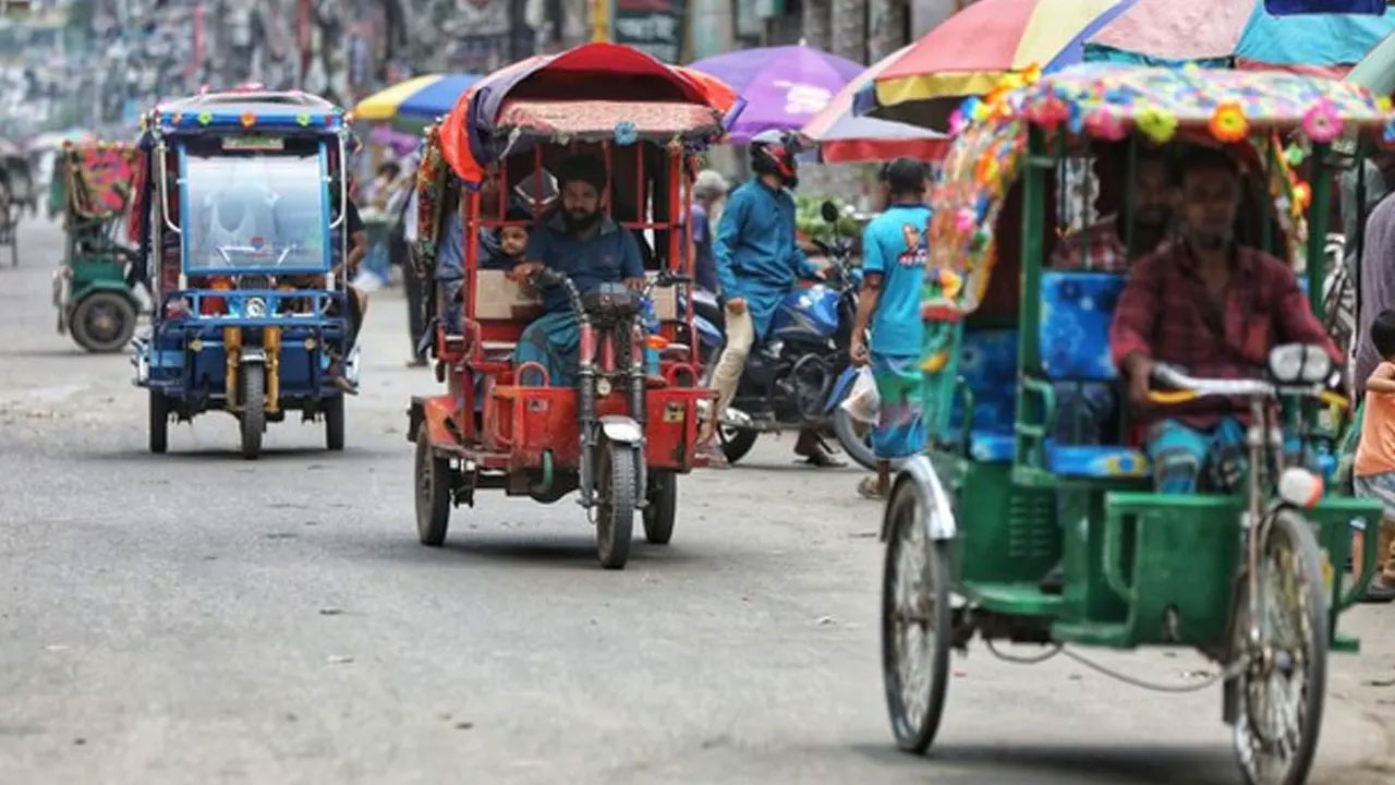 সড়কে অনিয়ন্ত্রিতভাবে চলছে অটোরিকশা