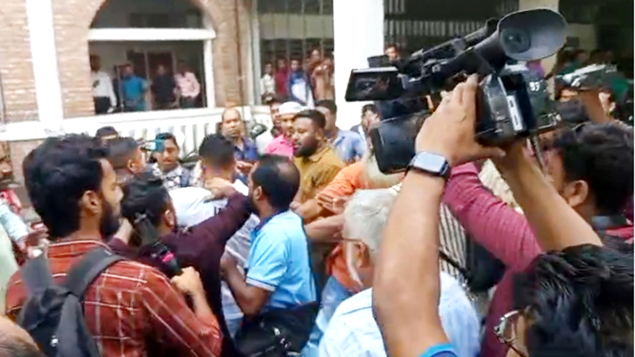 সাংবাদিকদের উপর আ’লীগ নেতার হামলা