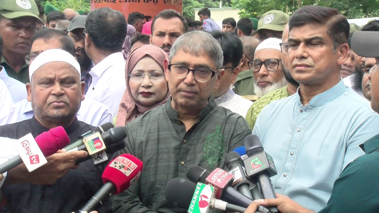 সাংবাদিকদের সাথে কথা বলছেন মুক্তিযুদ্ধ বিষয়কমন্ত্রী আহমেদ আযম খান