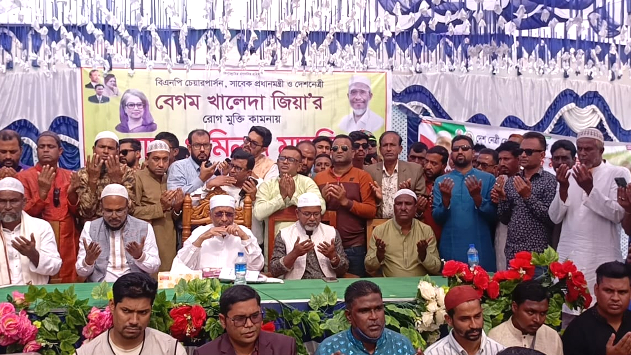 খালেদা জিয়ার সুস্থতা কামনা করে বিভিন্ন পথসভায় বিশেষ মোনাজাতে অংশগ্রহণ করেন তিনি