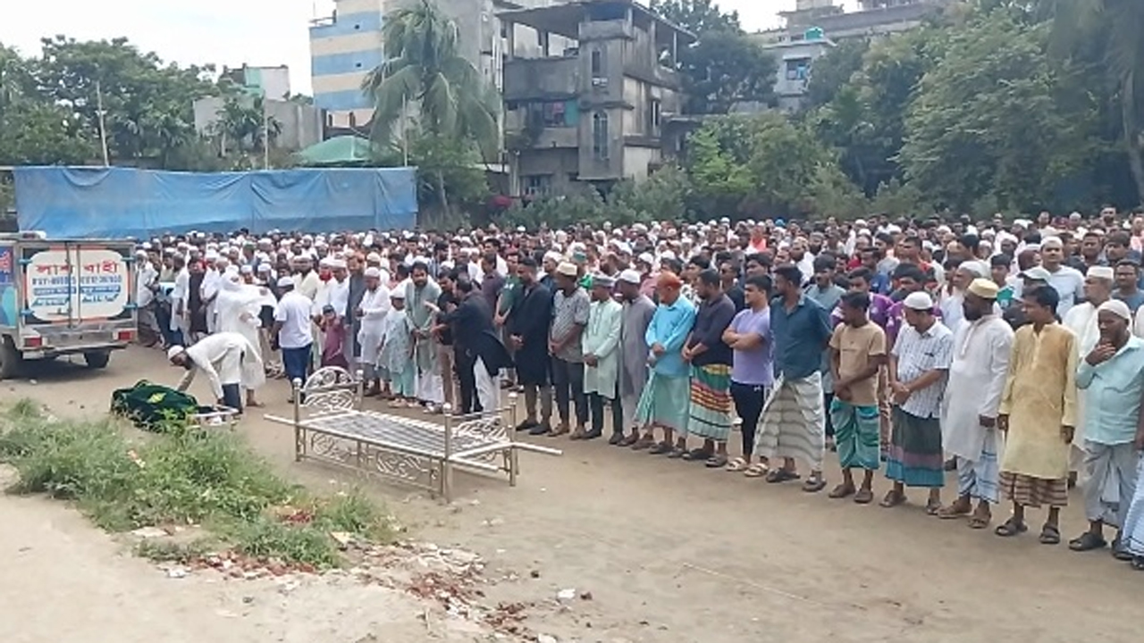 ভারতে আগুনে নিহত সাভারের বাবুর জানাজা শেষে দাফন সম্পন্ন হয়েছে