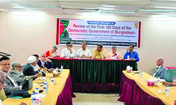রাজধানীর ধানমন্ডিতে আয়োজিত গোলটেবিল আলোচনা সভায় অতিথি ও আলোচকদের কয়েকজন : নয়া দিগন্ত