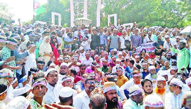 কেন্দ্রীয় শহীদ মিনারে শিক্ষকদের অবস্থান কর্মসূচিতে বক্তব্য রাখেন বিএনপি নেতা শহীদ উদ্দিন চৌধুরী এ্যানি  : নয়া দিগন্ত